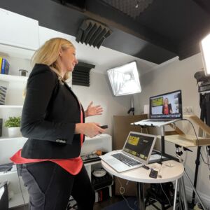Kirryn in virtual studio